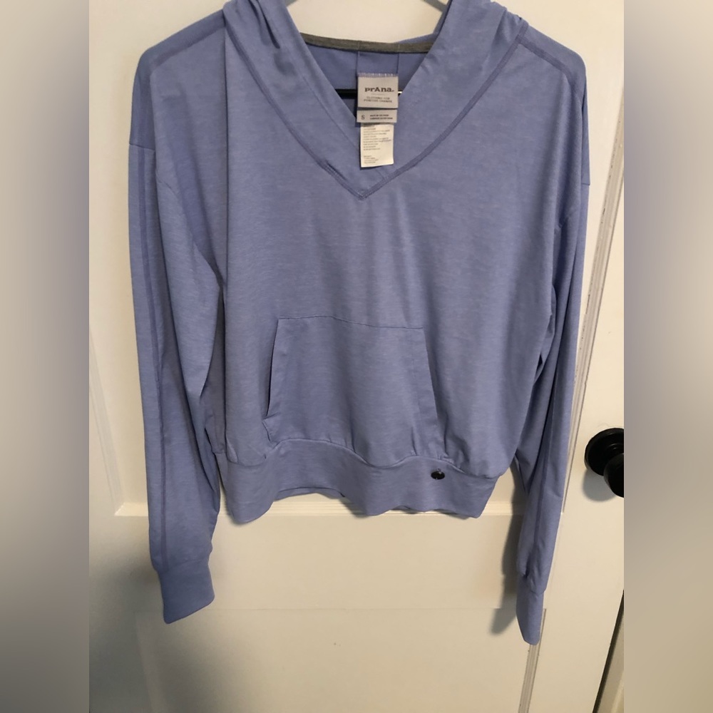Prana Women’s Hooded lightweight pullover in periwinkle. Size small.